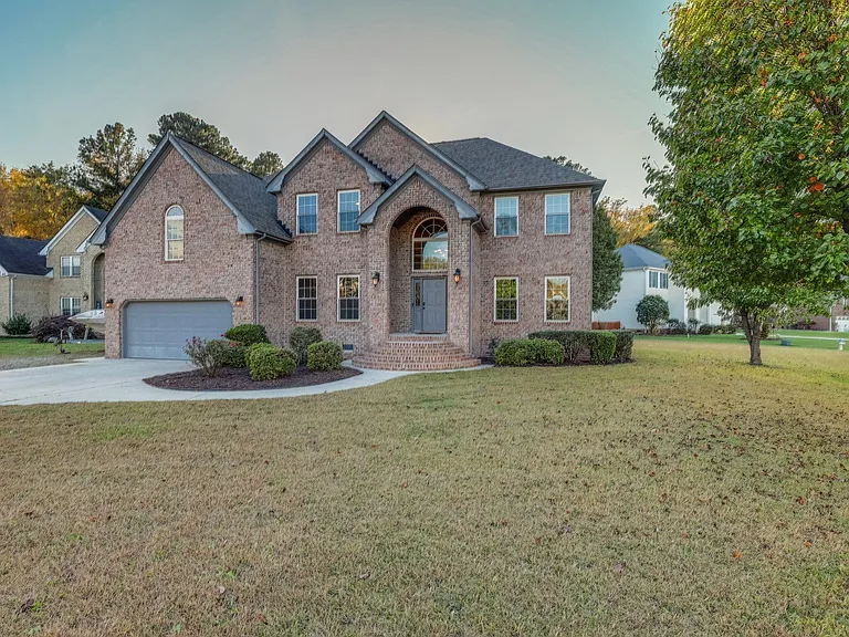 800 Sherrard Ct — Photo 2