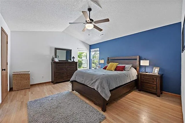 2808 Irving Ave — Photo 2