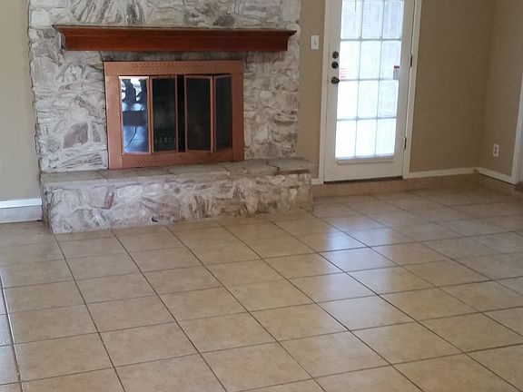 Living w/ fireplace