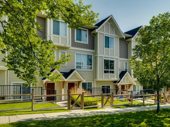 958 Sherwood Blvd NW, Calgary, AB T3R 0V3