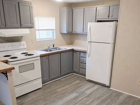 3rd image of 116 Pinewood Est #116