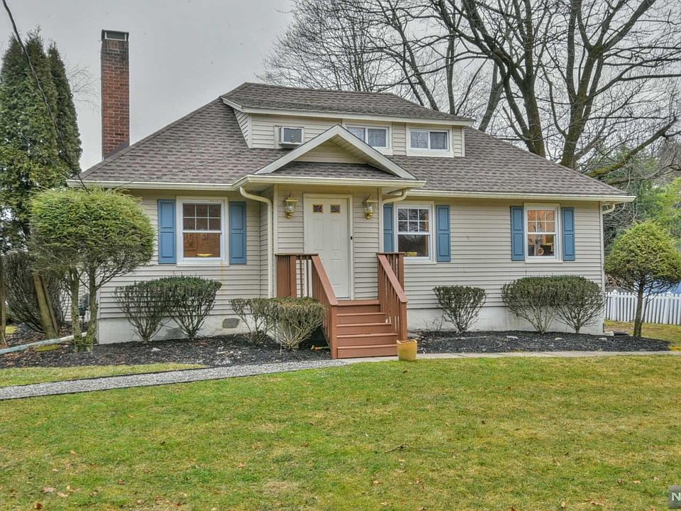 1st image of 390 Airmount Ave