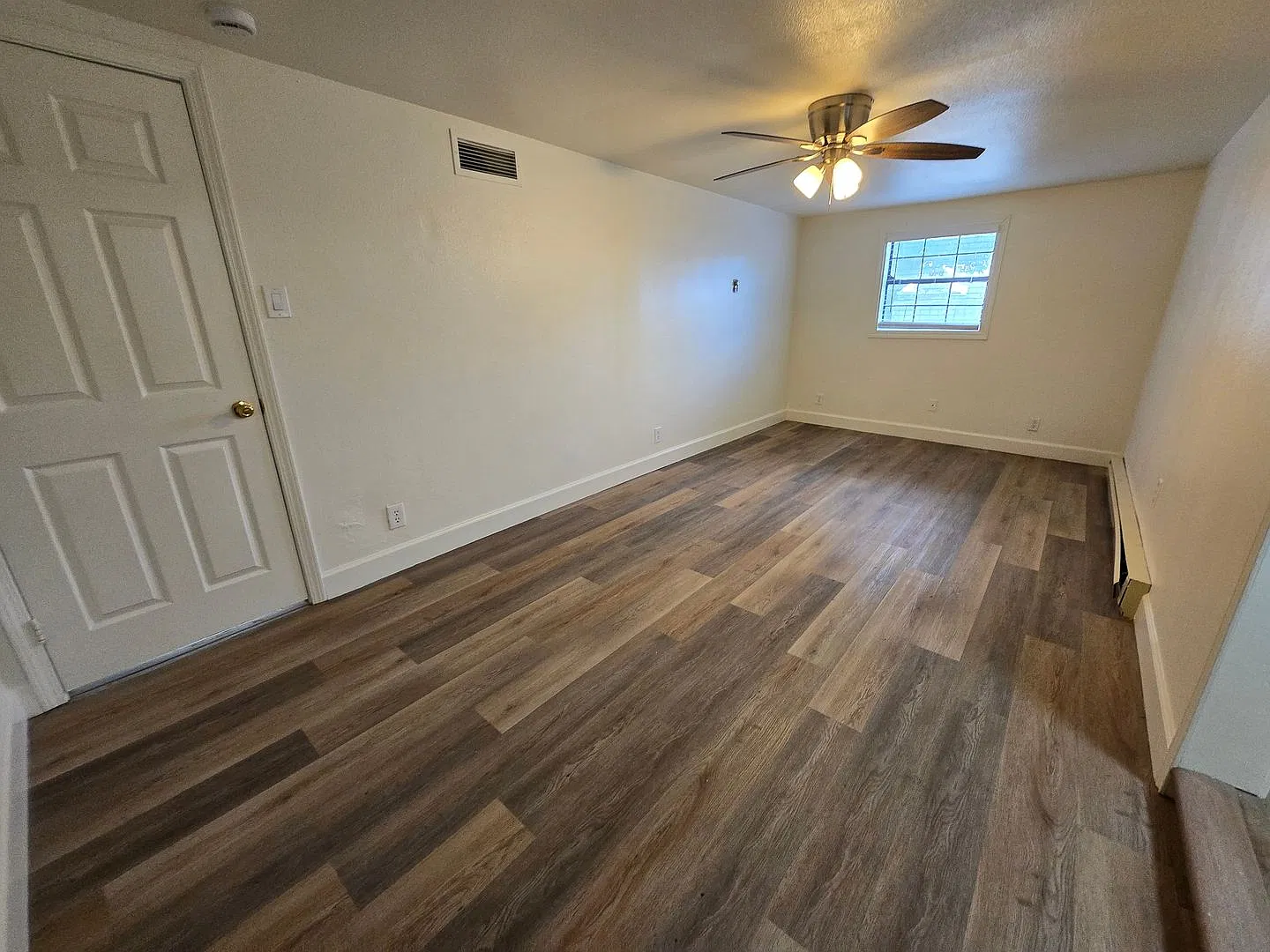 NW Roswell Home-New paint and flooring — Photo 4