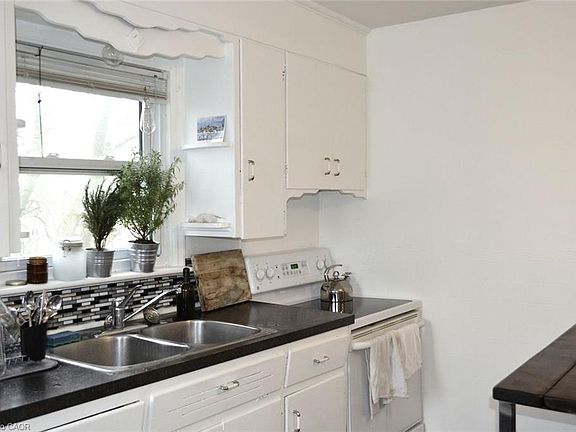 4th image of 461 Victoria St S
