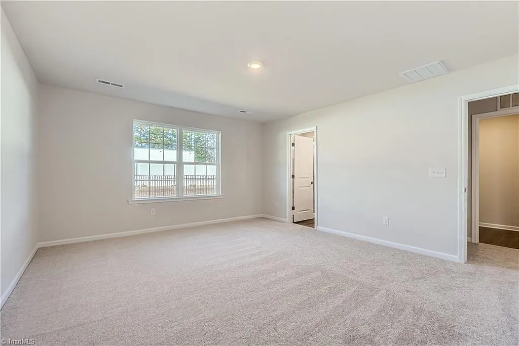 4 bed, 2.5 bath, 2169 sqft, $2,500 — Photo 3