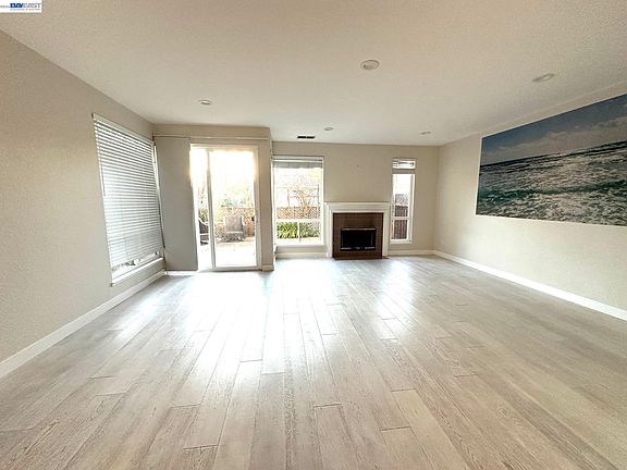 2nd image of 912 Vista Pointe Dr