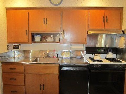 4th image of 219 Parker Ave