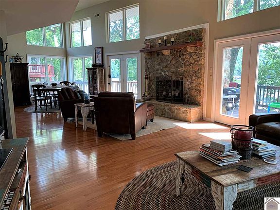 3rd image of 271 Hampton Dr