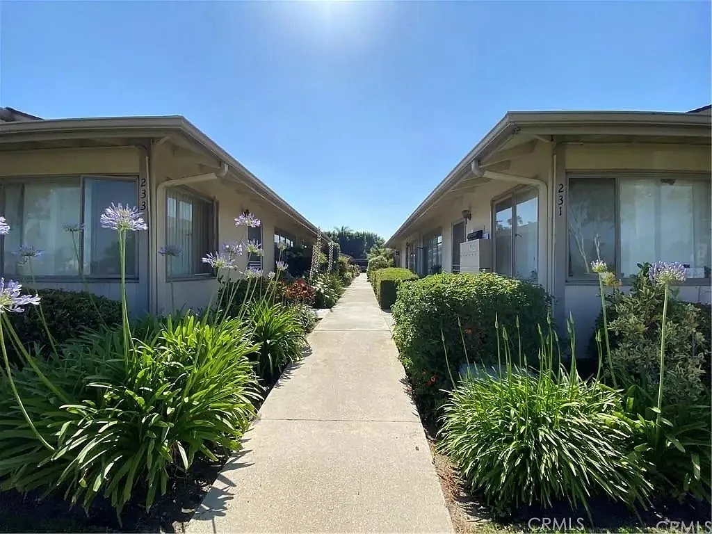 2 bed, 700 sqft, $2,100 — Photo 1