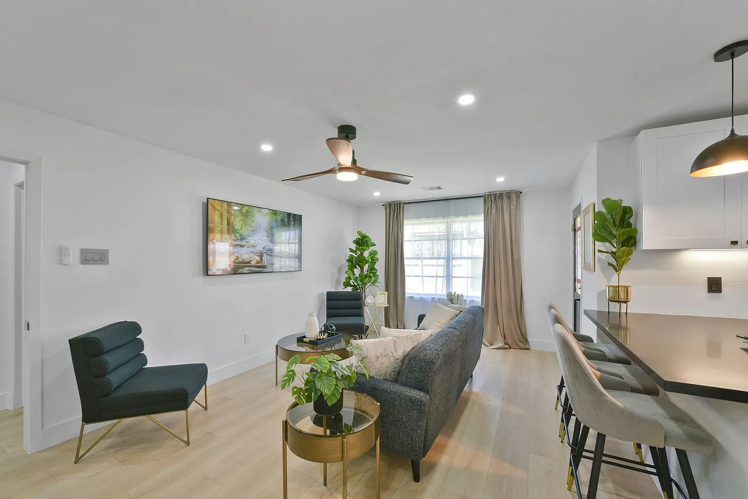 4 bed, 2.0 bath, 1216 sqft, $4,504 — Photo 2