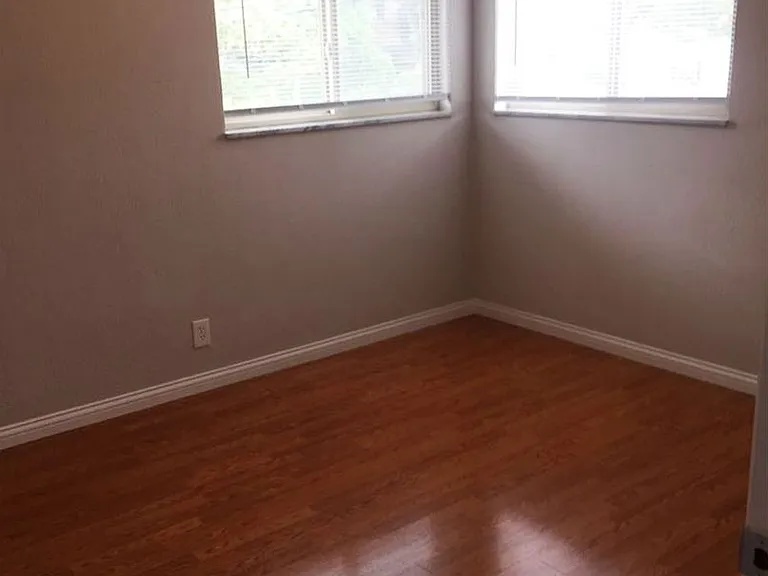 563 Lowell Ave — Photo 11