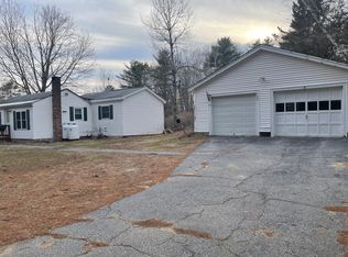 302 River Rd, Topsham, ME 04086