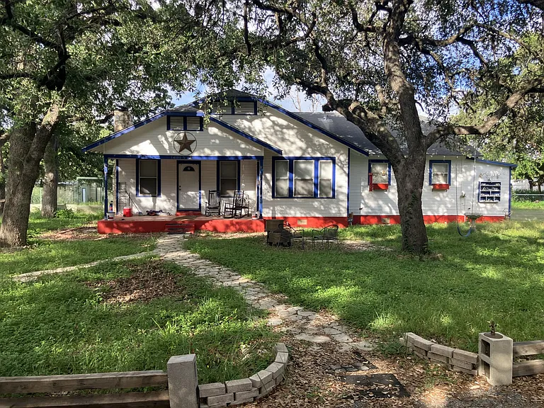 House view with front yard.