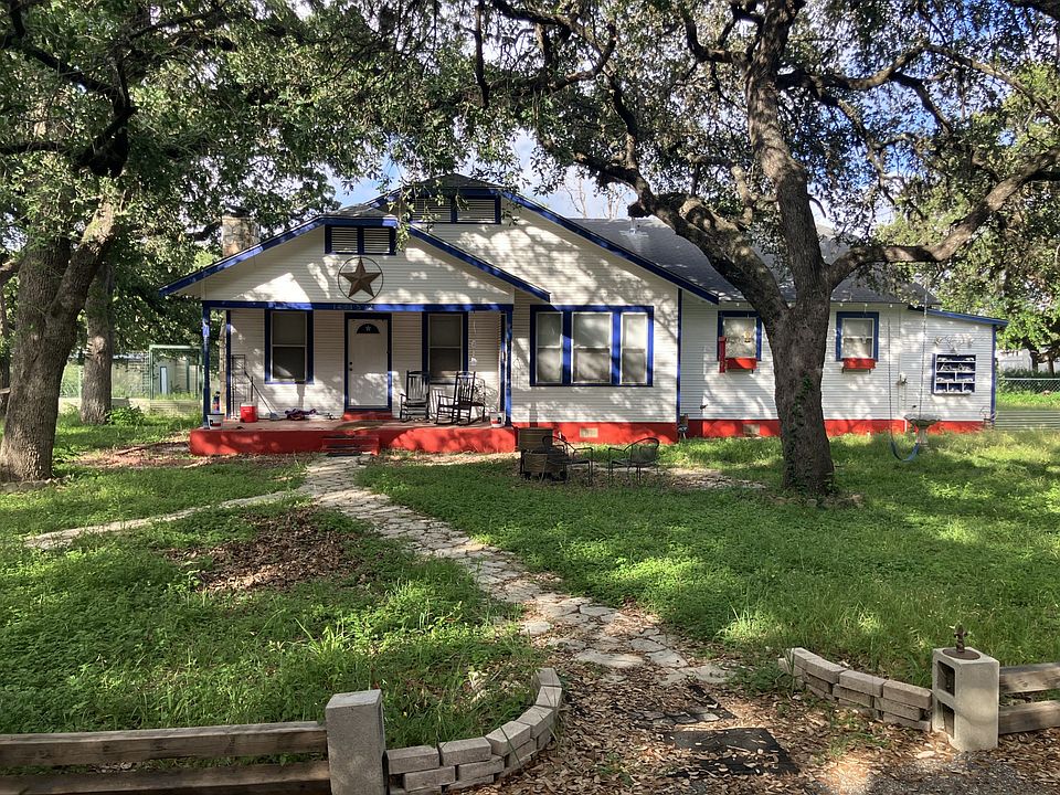 House view with front yard.