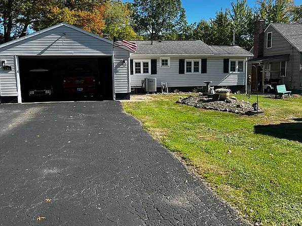 202 Hawthorne Dr, North Benton, OH 44449