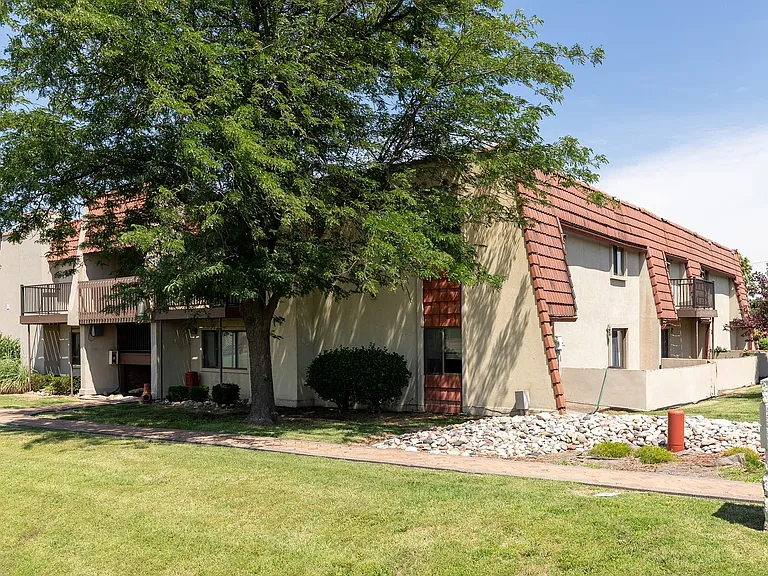 Aragon Apartments — Photo 20