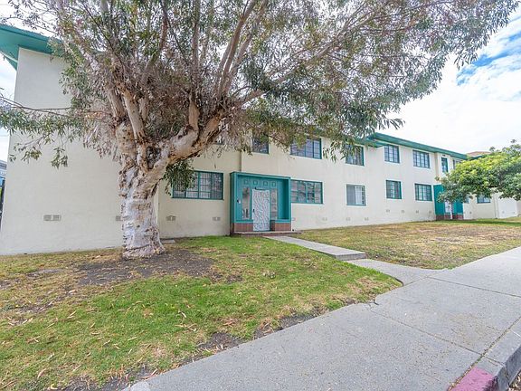 3rd image of 3920 Santa Rosalia Dr APT C