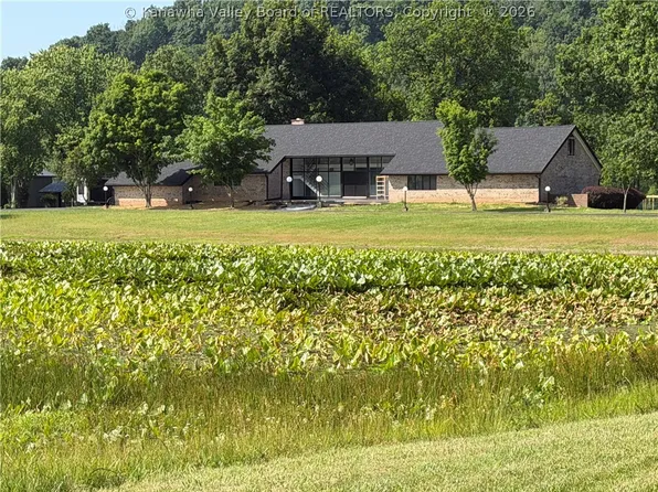141 Evans Grove Dr, Evans, WV 25241