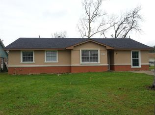 332 N Shanks St, Clute, TX 77531
