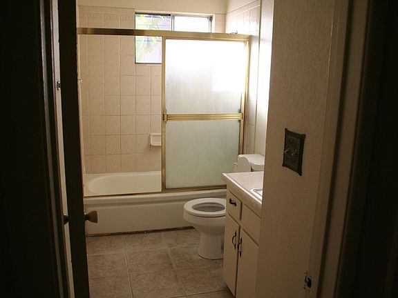 4th image of 1034 W G St APT B