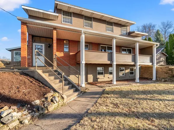 7216 Valley Dr, Bettendorf, IA 52722