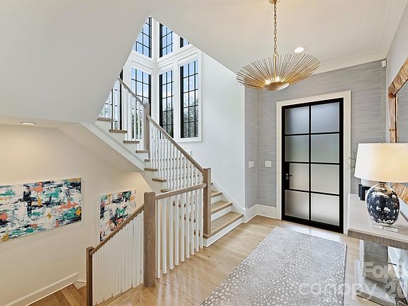 3rd image of 4542 Montclair Ave