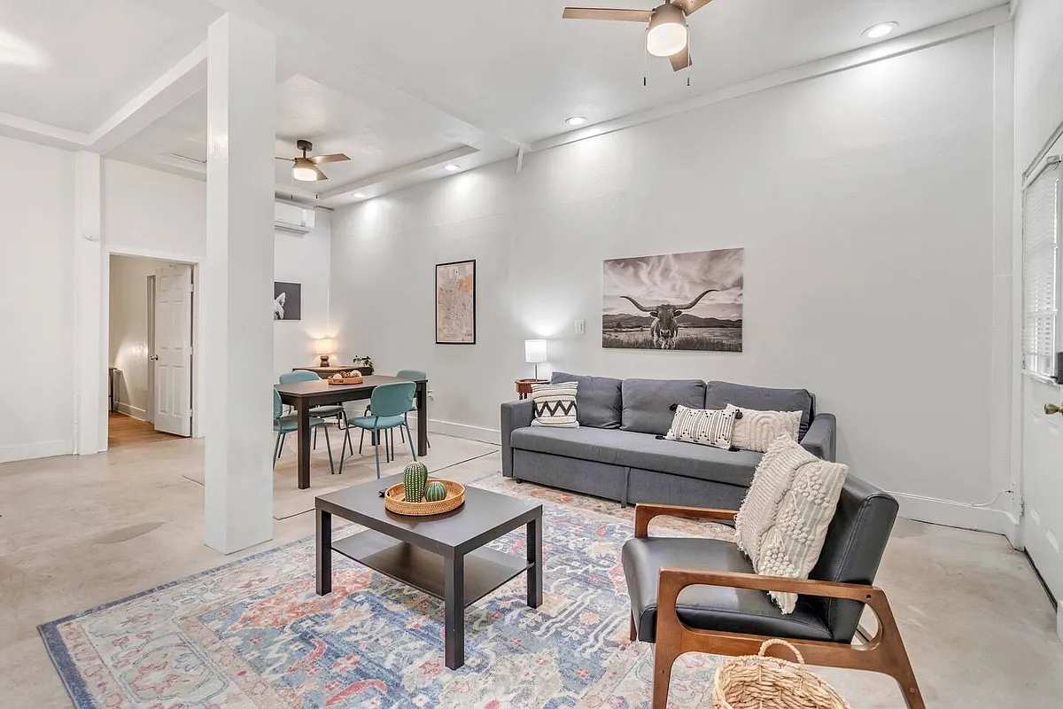 Building Photo - 1407 Leal St #4