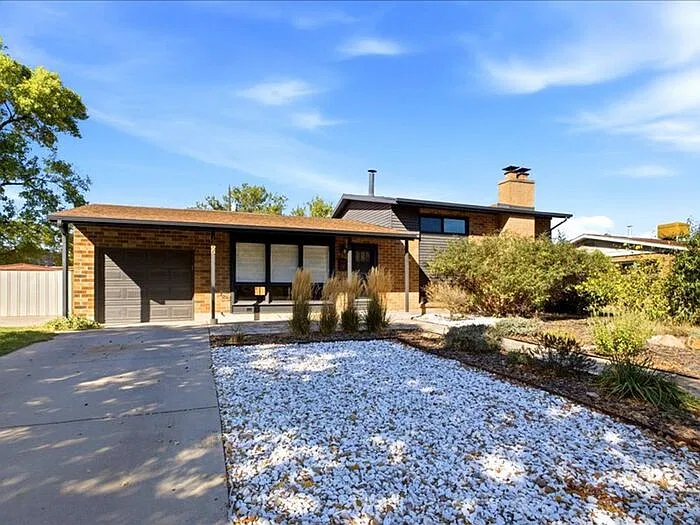 5 bed, 2.5 bath, 1700 sqft, $2,195 — Photo 2