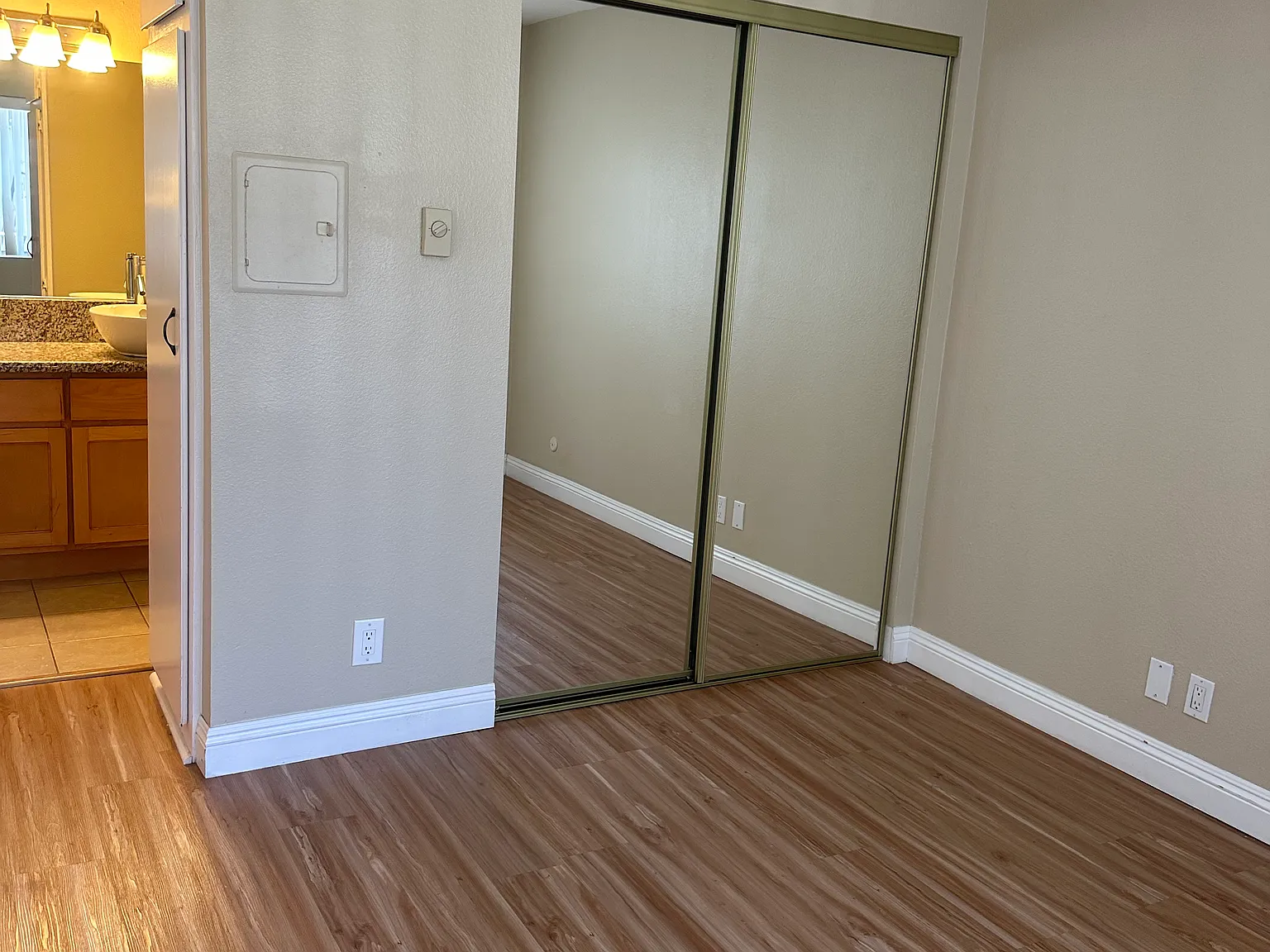 220 S La Fayette Park Pl — Photo 4