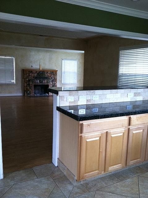 2nd image of 524 Daisy Ave