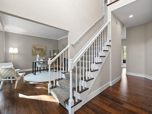 4th image of 913 Twin Pine Dr