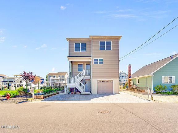 4th image of 90 Oregon Avenue