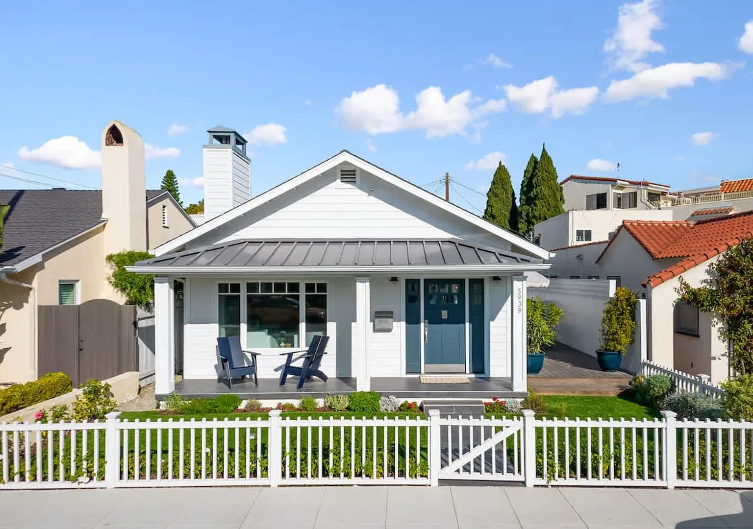 Stylish Beach Cottage Steps from Naples Island — Photo 2