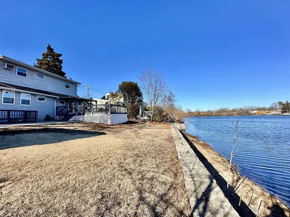 7 Deer Lake Dr, North Babylon, NY 11703