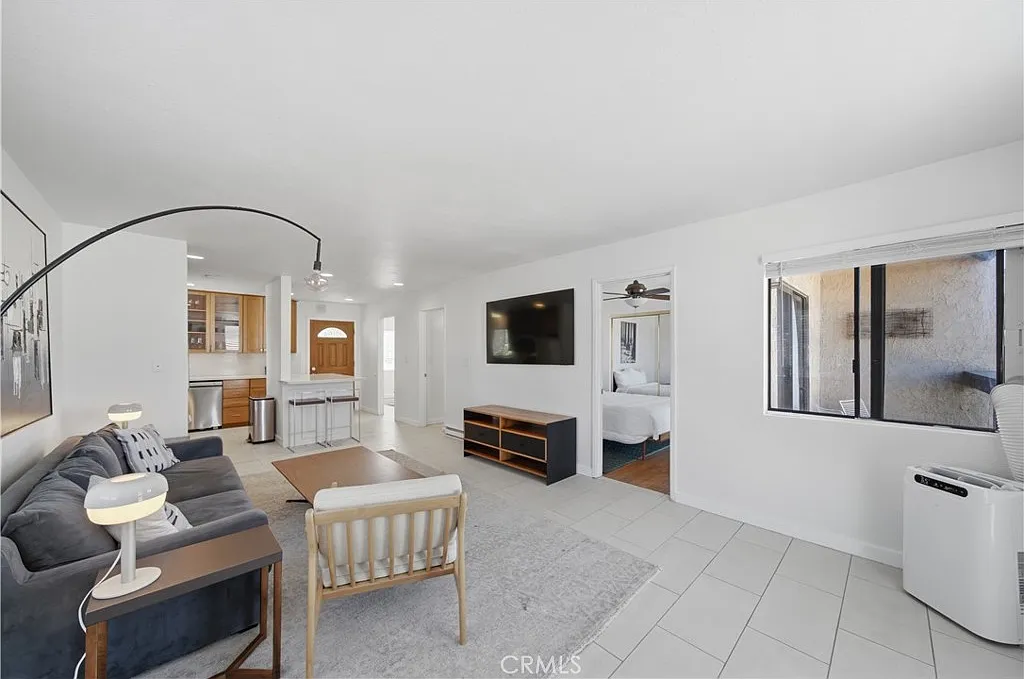 2 bed, 731 sqft, $5,300 — Photo 1