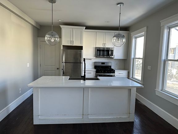 2nd image of 181 Chelsea St #1