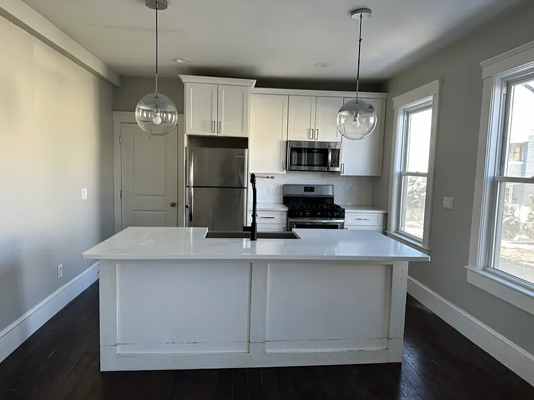 181 Chelsea St #1 — Photo 2