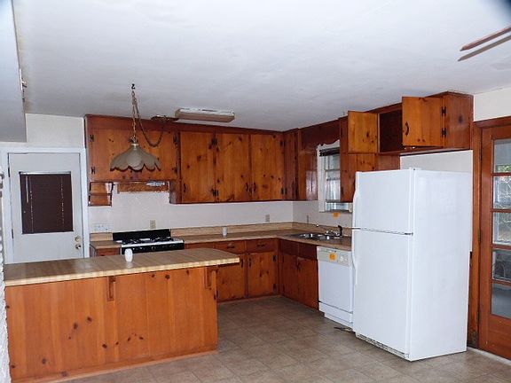 5th image of 3855 Arbutus Dr