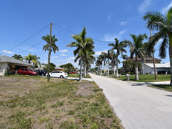 4th image of 2225 SW 44th Ter