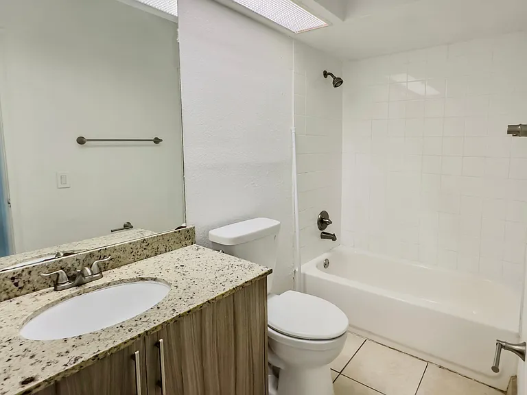 1007 W Prospect Rd — Photo 24