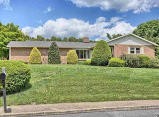 813 Nesbit Dr, Carlisle, PA 17013