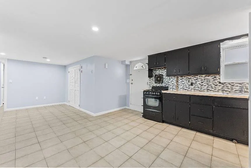 Two bedroom Ground level NO Fee — Photo 2