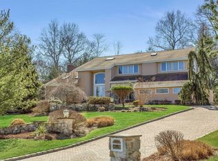 40 Hunting Hollow Ct, Dix Hills, NY 11746