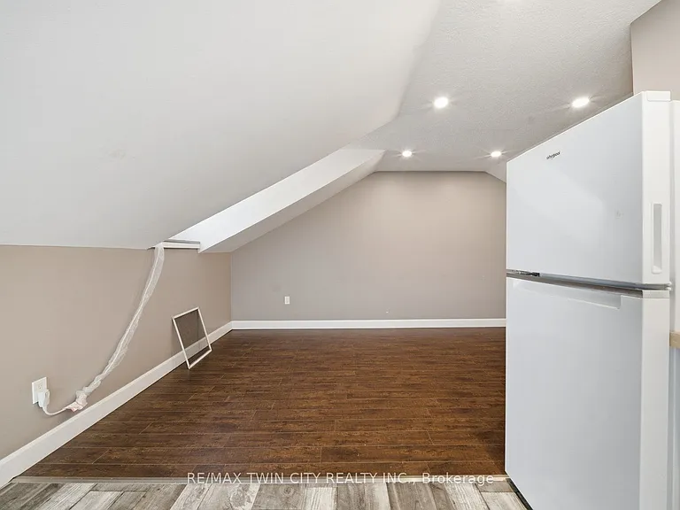 172 Albion St N #UPPER — Photo 10