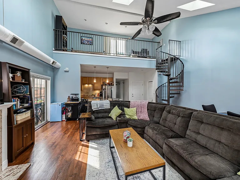 811 W Superior St #4 — Photo 7