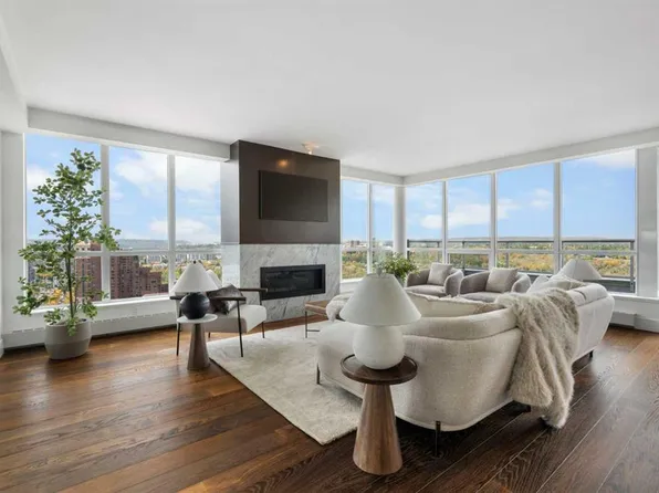 222 S Riverfront Ave SW #2421, Calgary, AB T2P 0W3