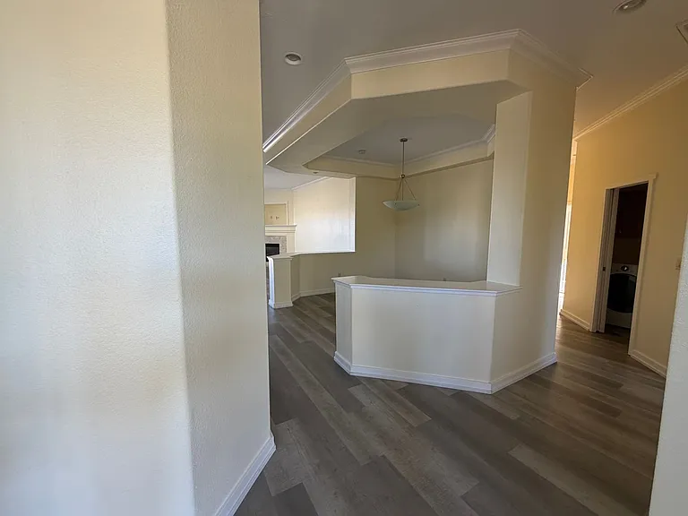 1041 Turnberry Dr — Photo 2