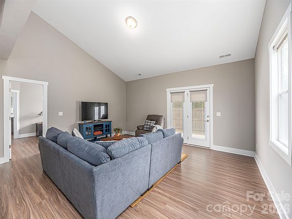 5th image of 34 S Christie Ct