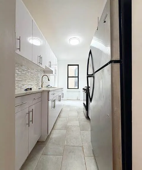 240 E 18th St #3 — Photo 1
