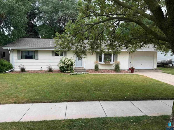 504 S Isadore St, Mitchell, SD 57301